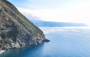 2 Bedroom Beautiful Apartment In Tronca Marina Di Strongoli